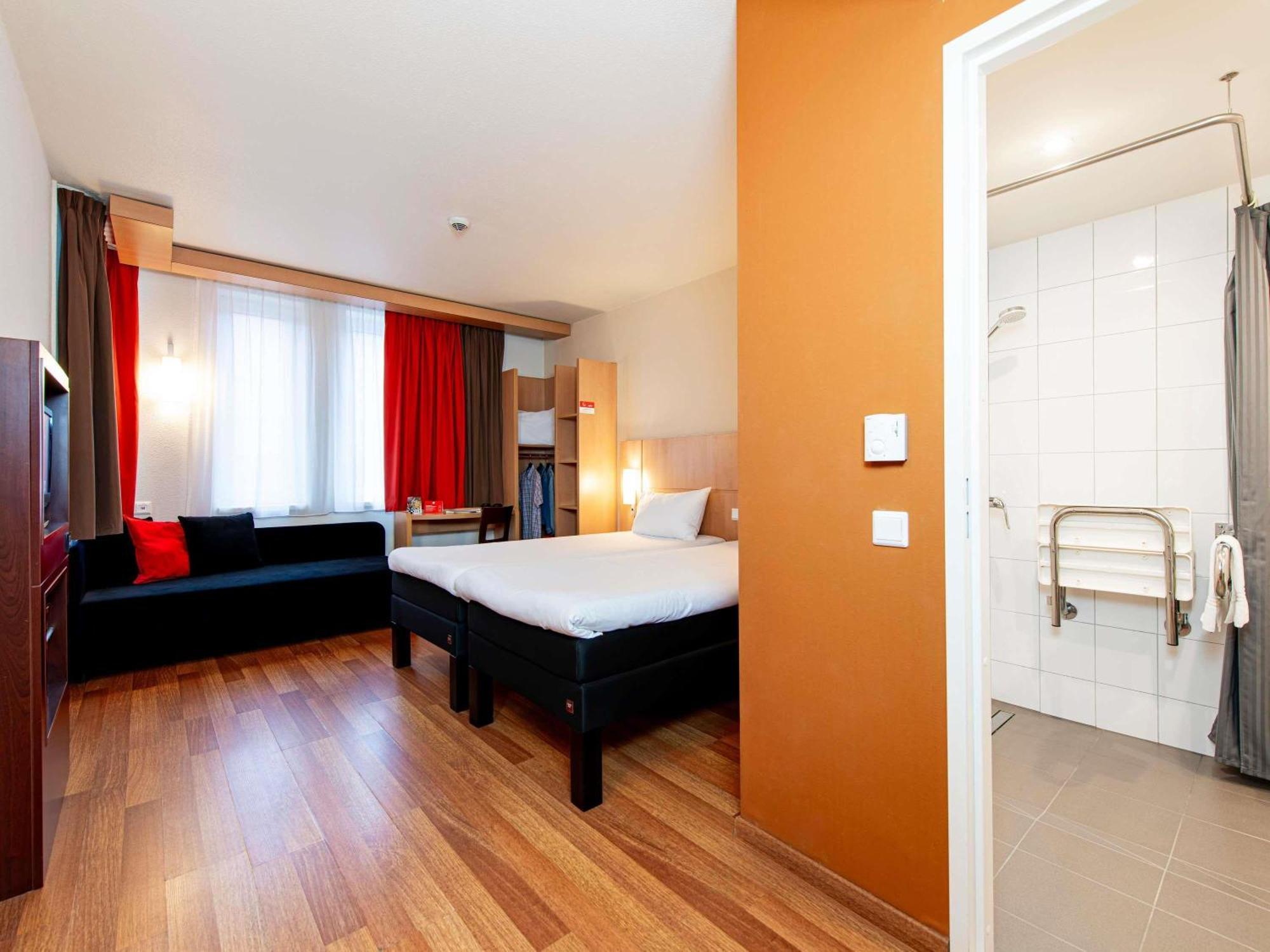 Standard Twin Room Disability Access