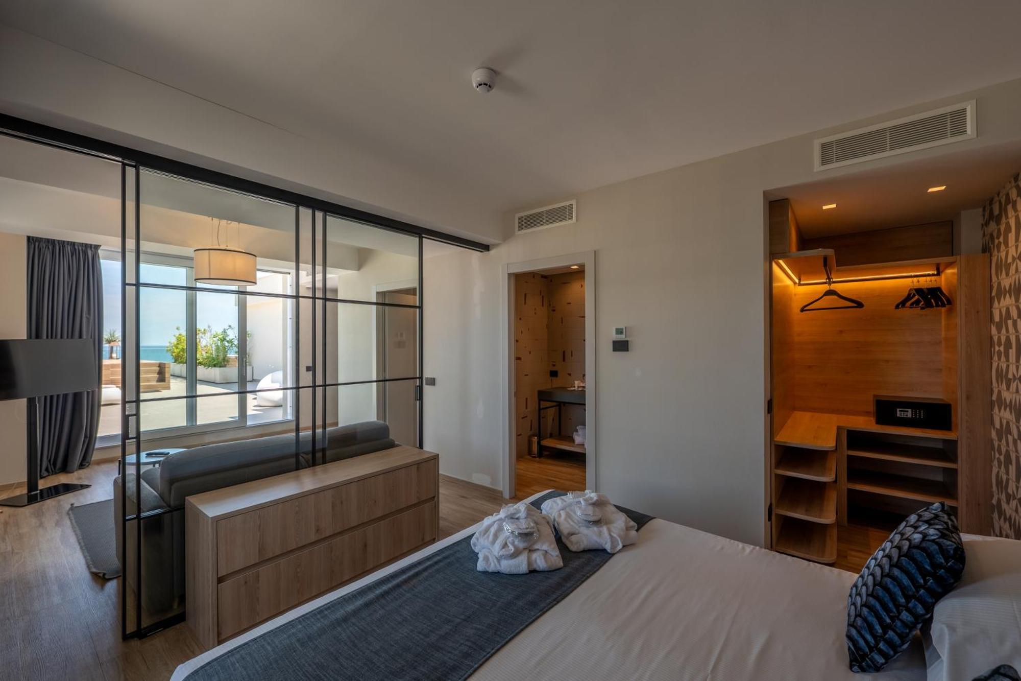 Panoramic Suite Terrace Hot Tub Sea Front