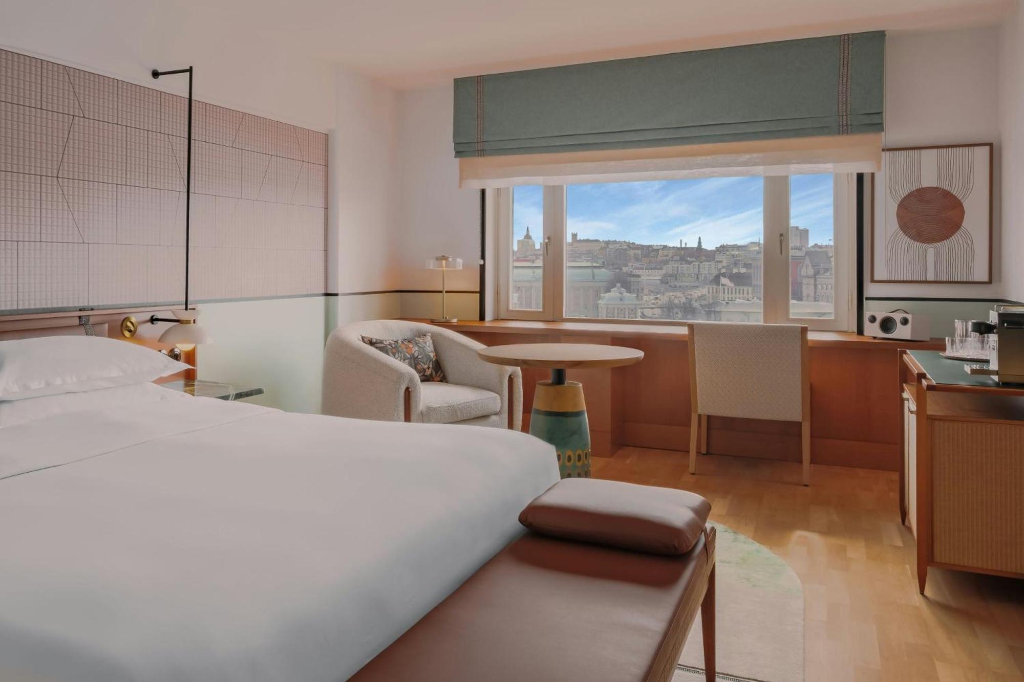 Junior Suite 1 King Bed Lake View