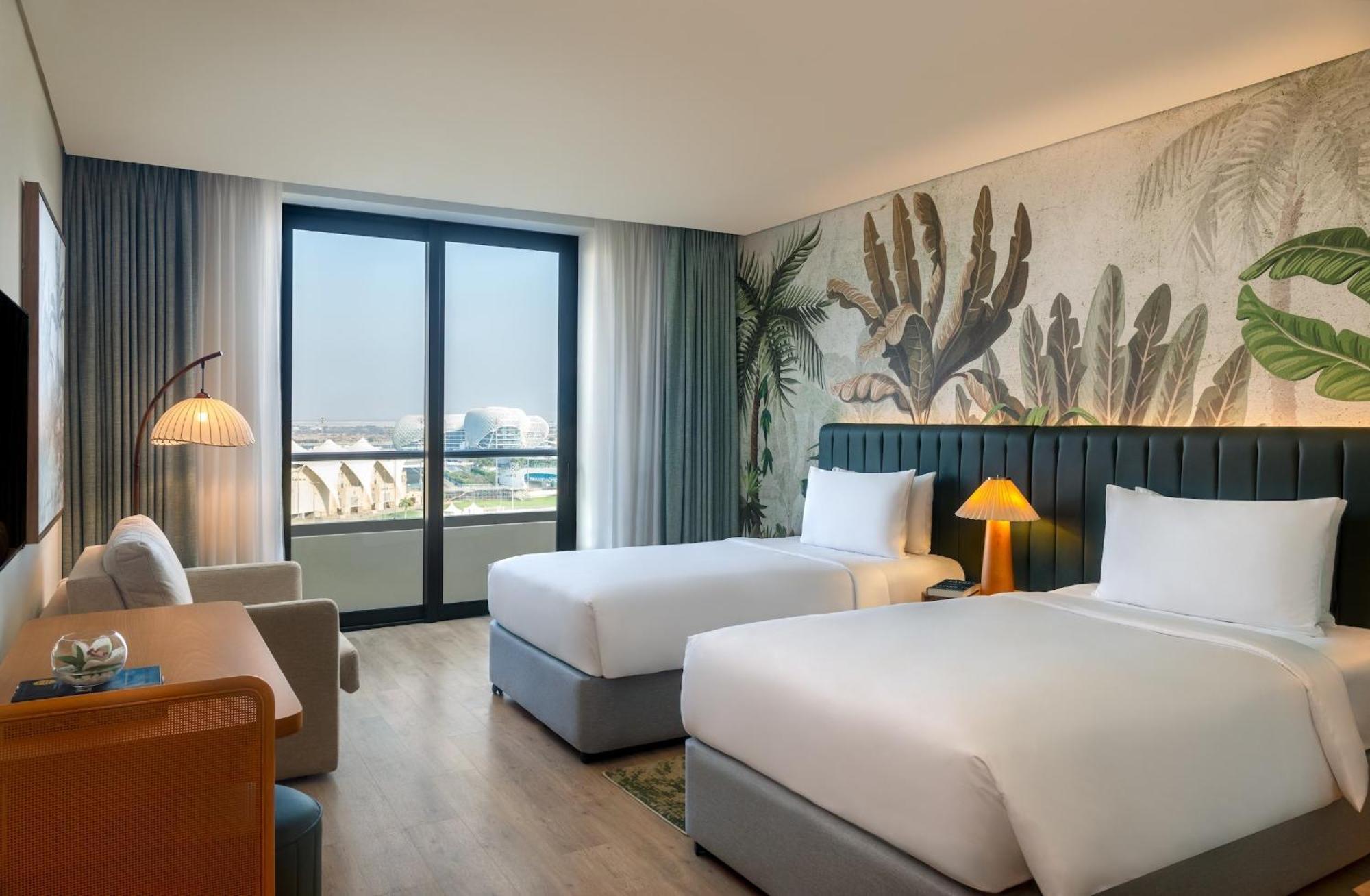 Deluxe Twin Room Plaza View Balcony Theme Park Access