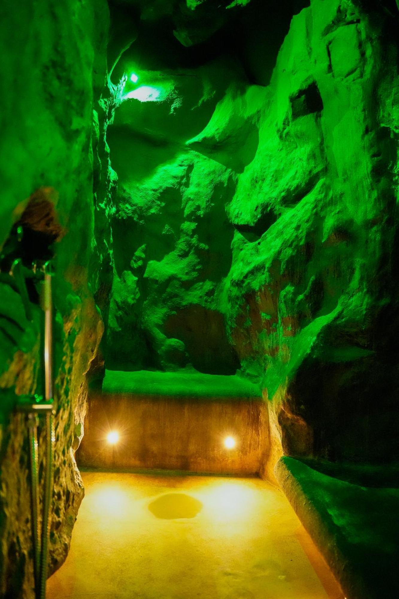 Superior Double Room Grotto Shower