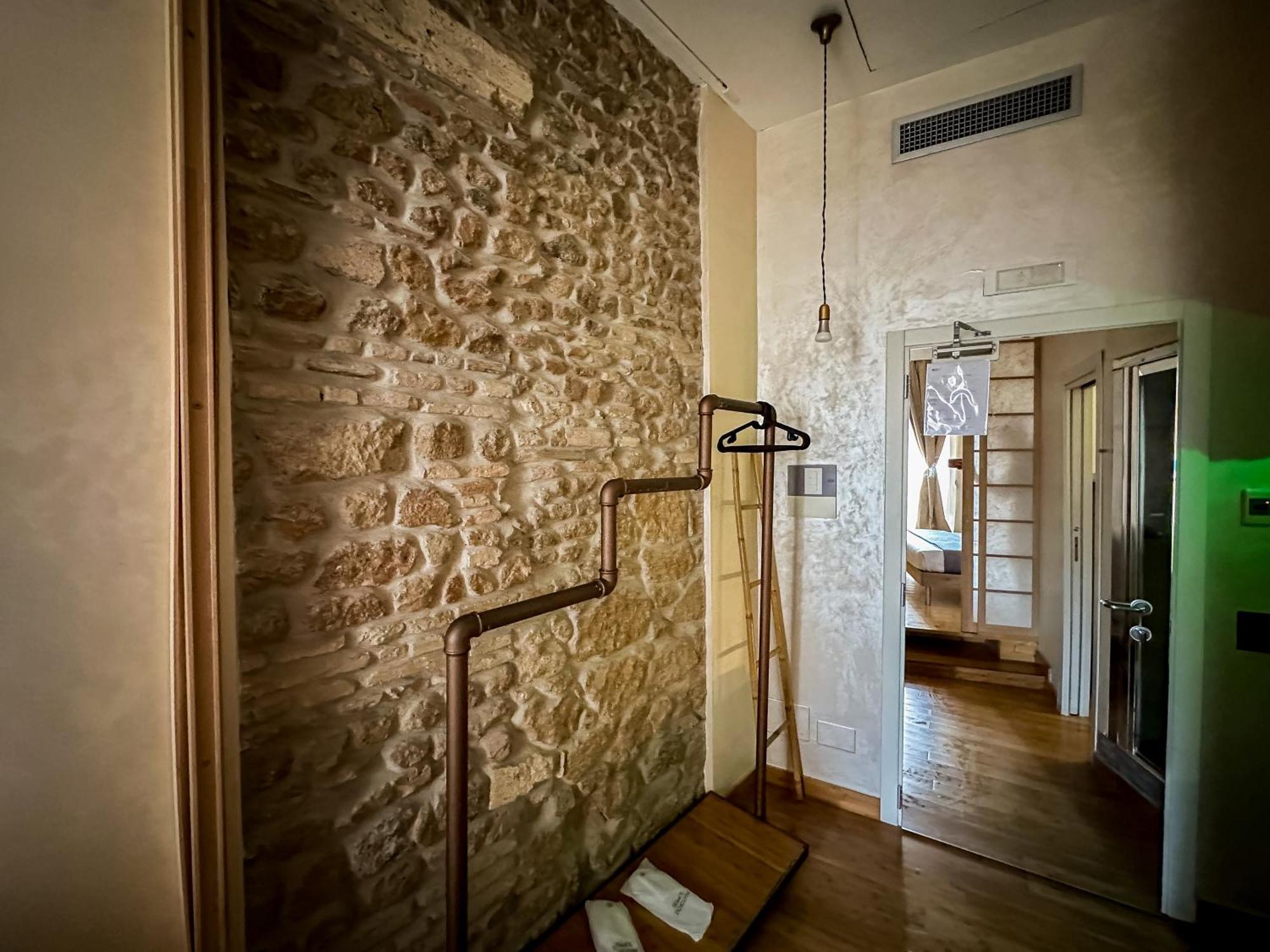 Superior Double Room Grotto Shower