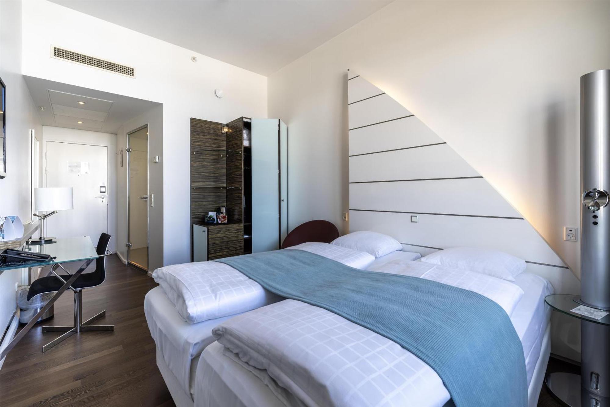 Side-by-side – 2 rooms next to each other