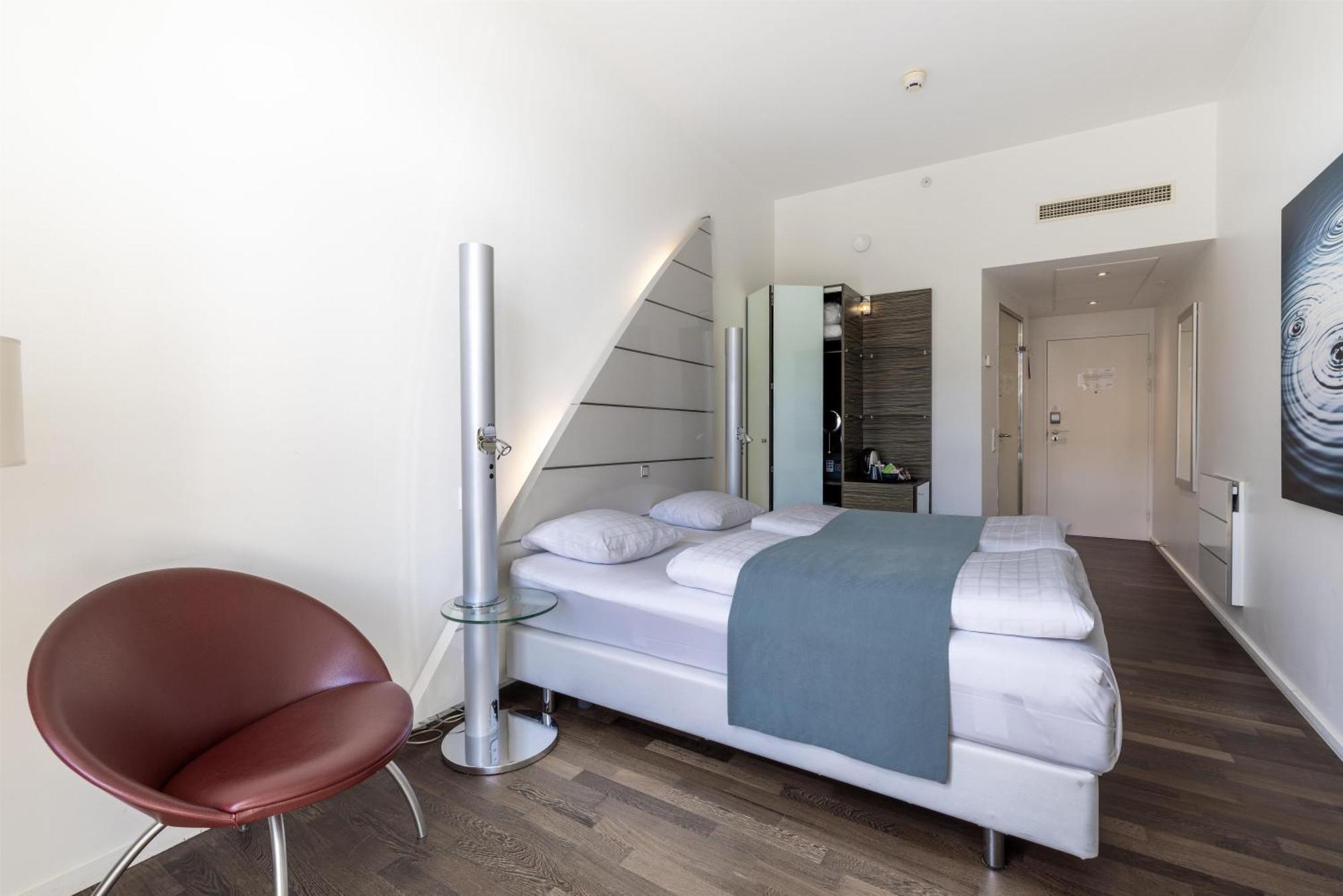 Side-by-side – 2 rooms next to each other