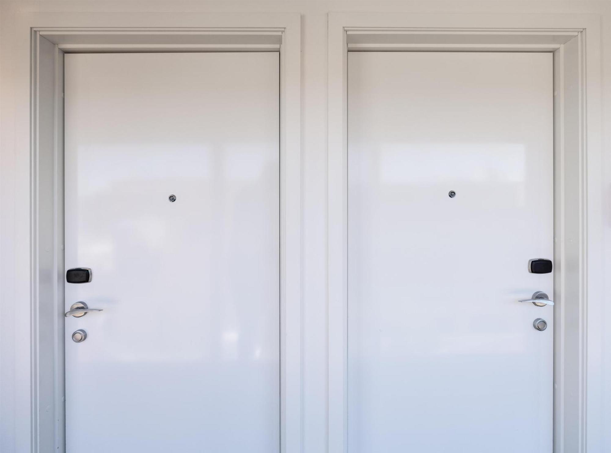 Side-by-side – 2 rooms next to each other