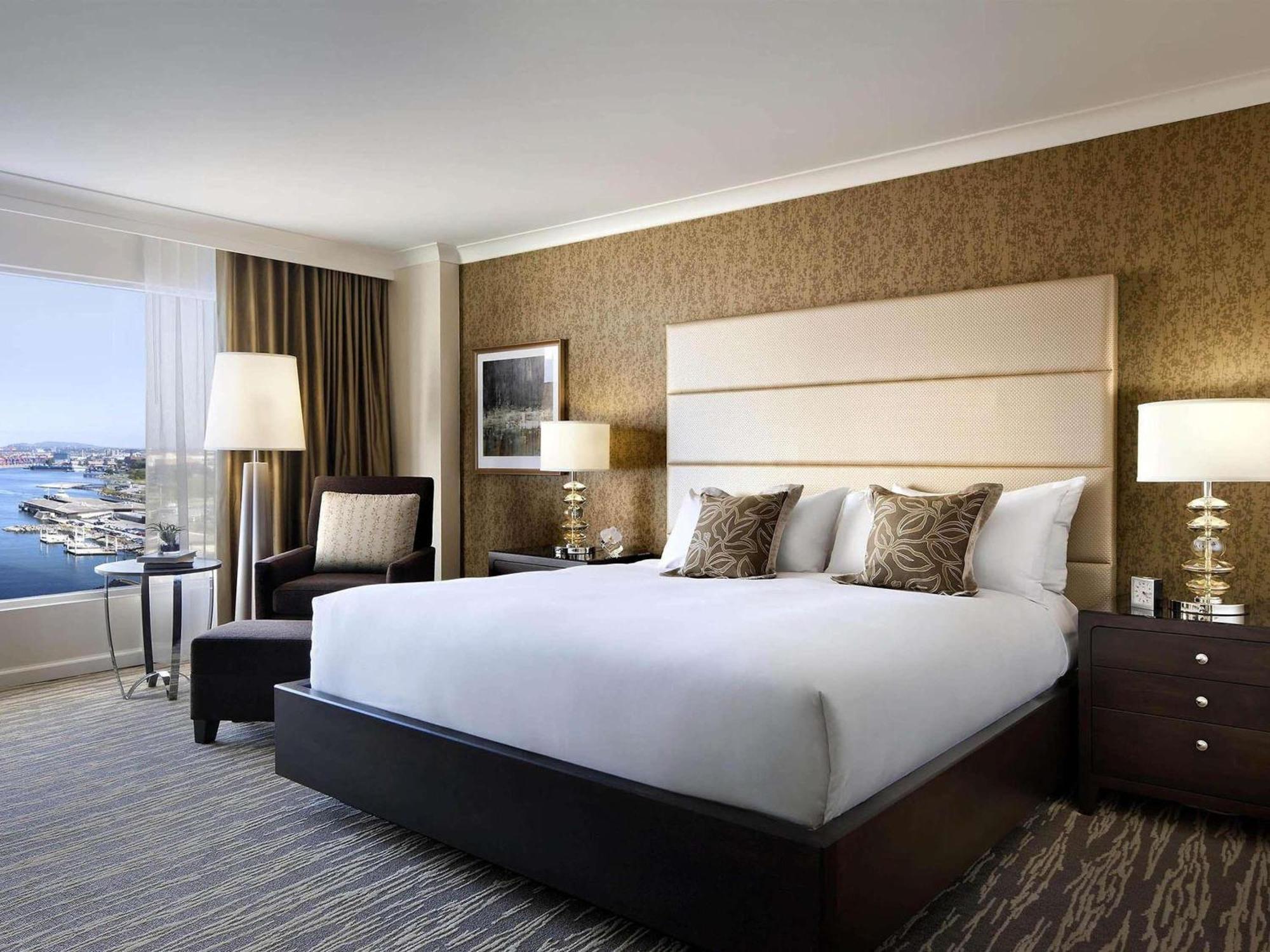 Signature Harbor View Room King Bed