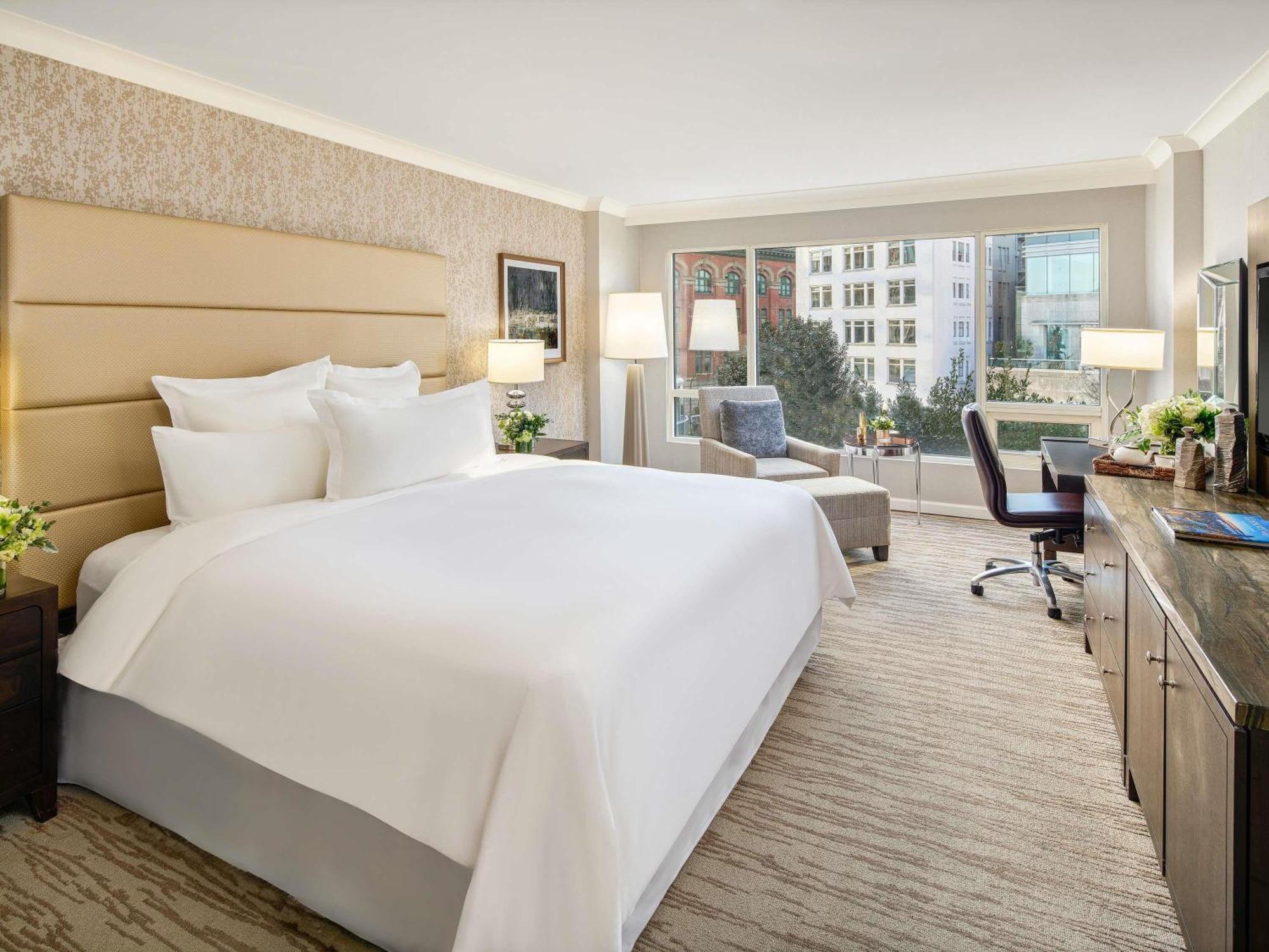 Fairmont City View Room King Bed