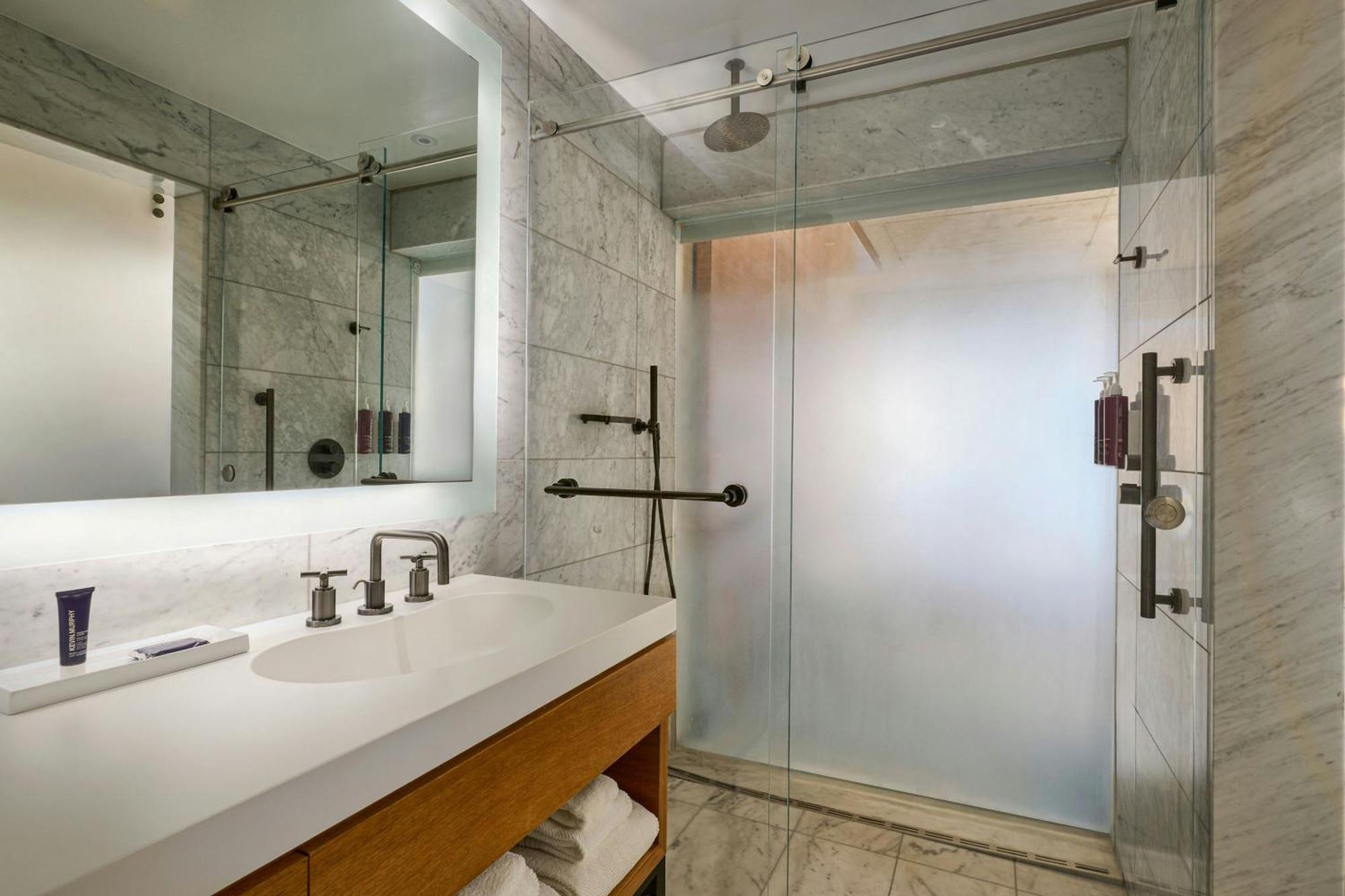 King Room City View Adapted Tub Mobility Accessible