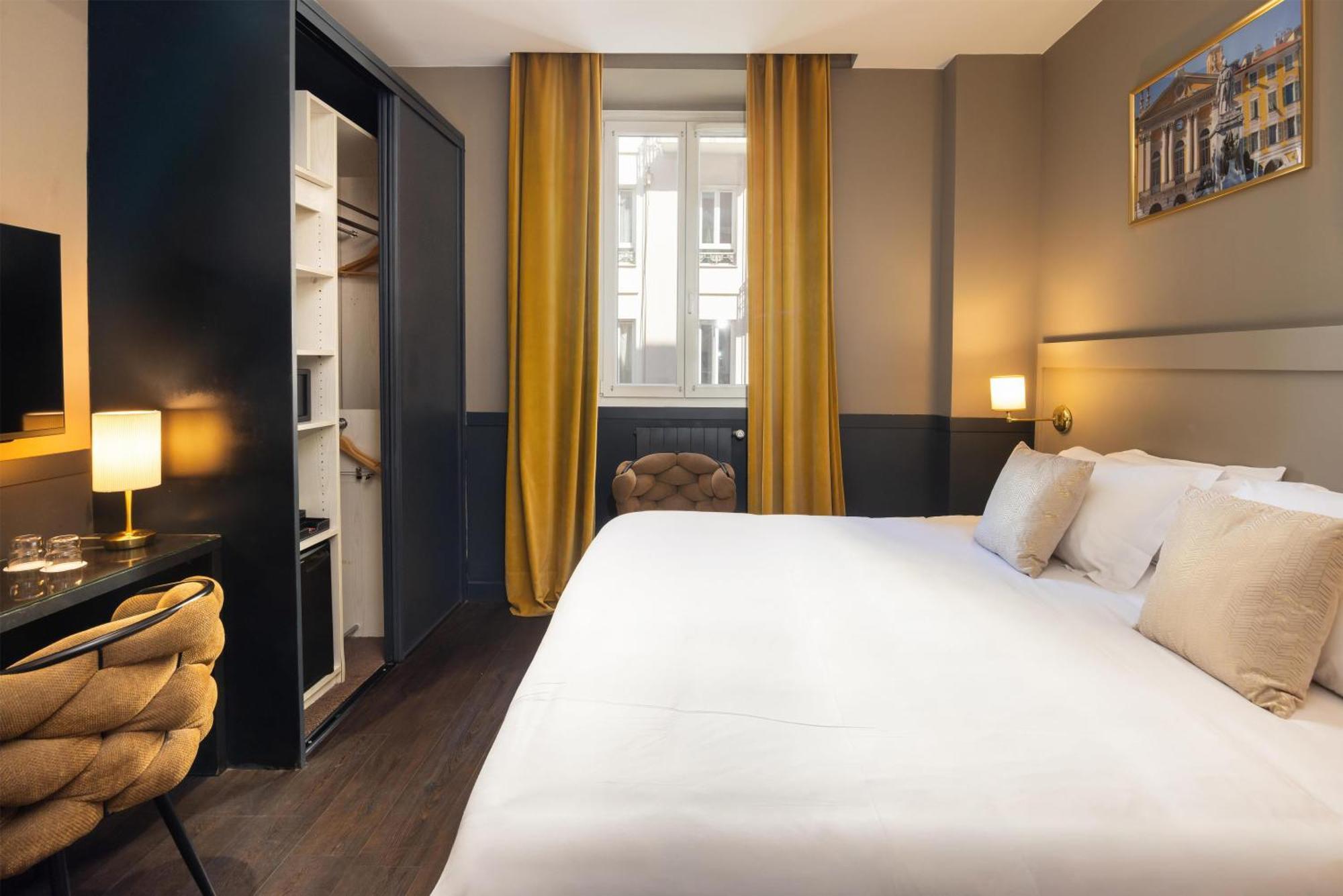 Deluxe Queen Room
