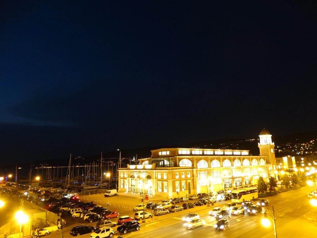 Camera Deluxe Matrimoniale/Doppia con Letti Singoli con Vista Piazza e Vista Mare Parziale