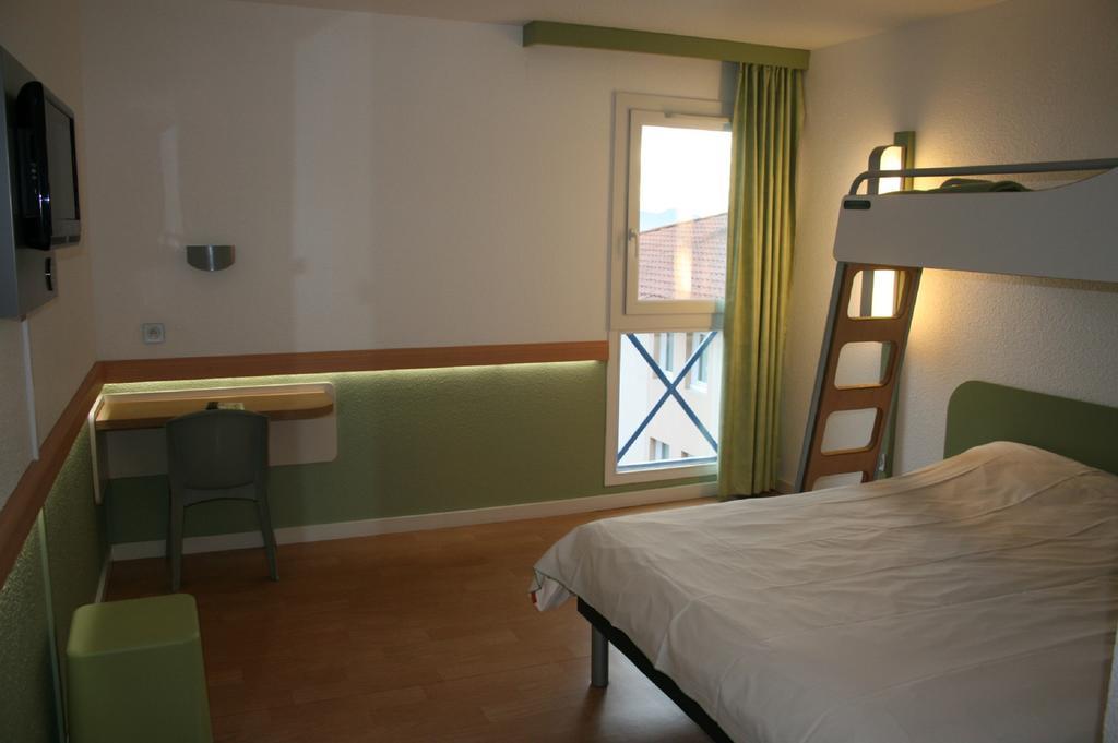 Standard room with One Double and One Single Beds