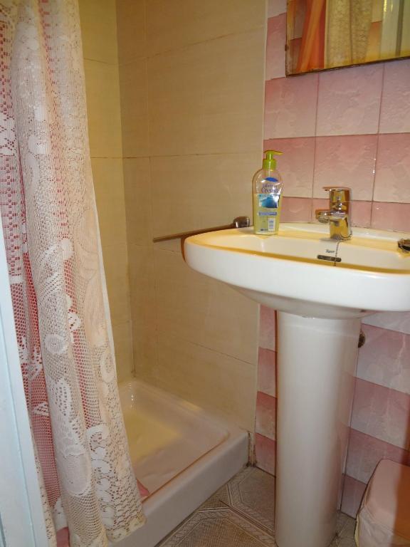 Single Room with Shared Bathroom,1580657693:JPEG