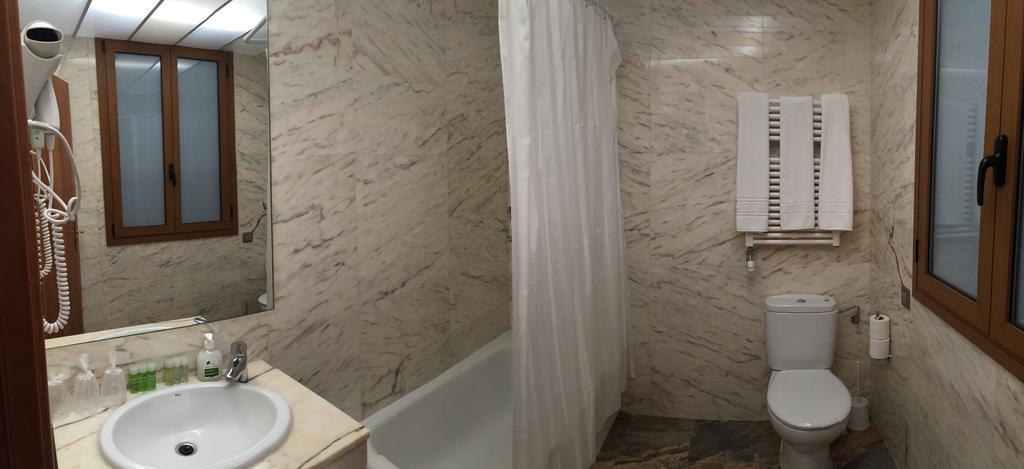 Camera Doppia con Letti Singoli con Letto Supplementare