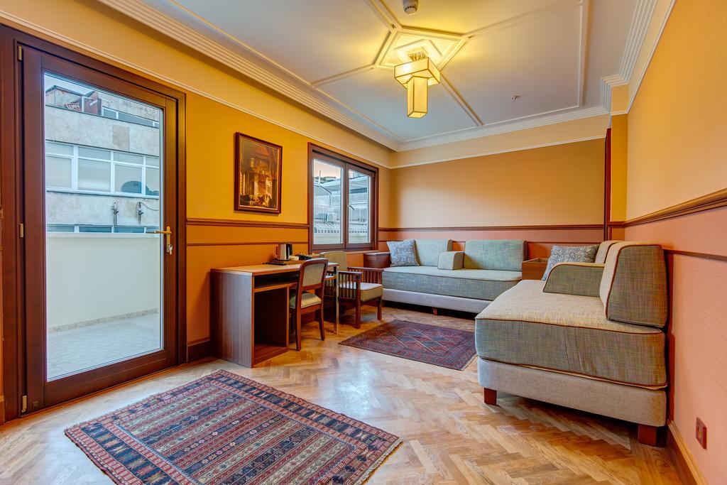 Camera Familiare con Balcone e Vasca Idromassaggio