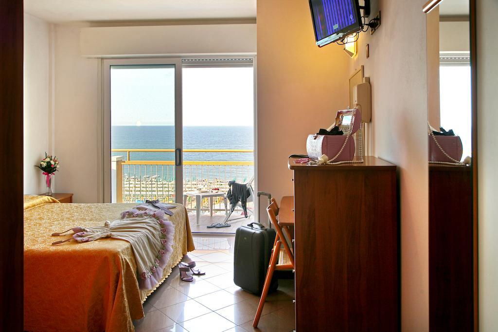 Superior Quadruple Room Front Sea View