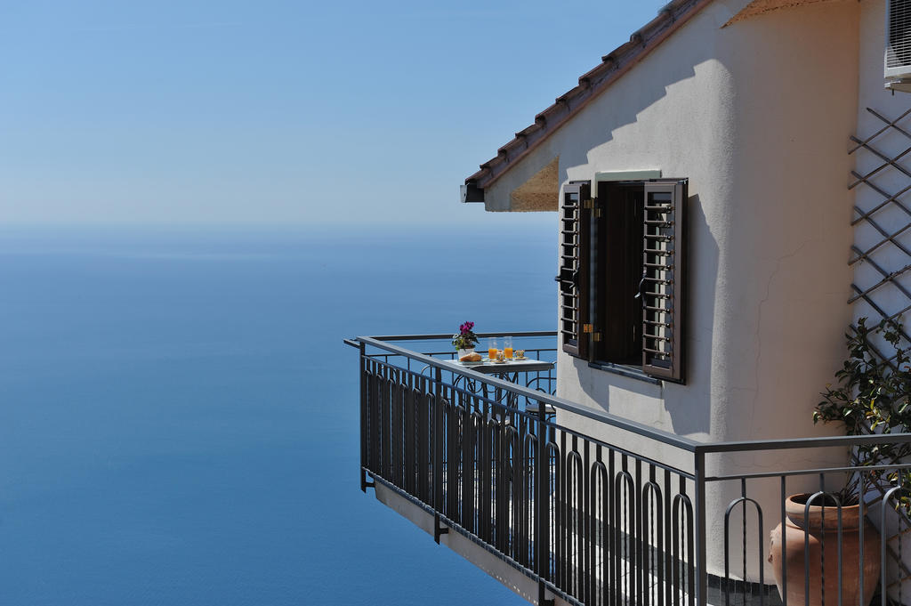 Camera Matrimoniale con Balcone e Vista Mare