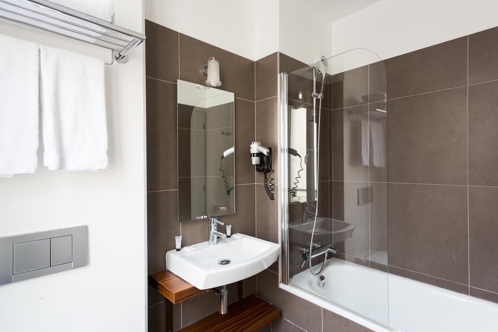 Camera Tripla