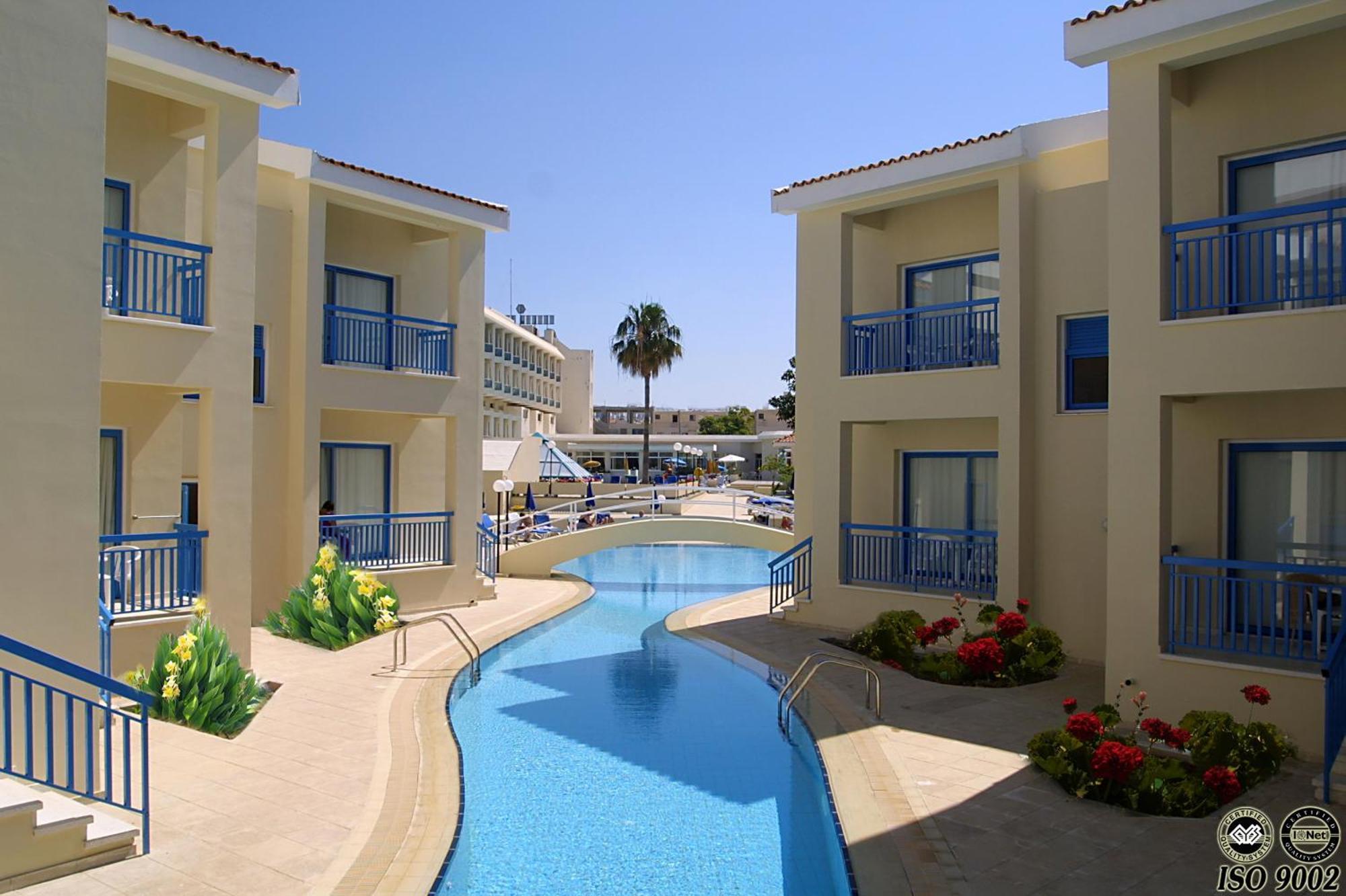 Superior Twin Room Pool View