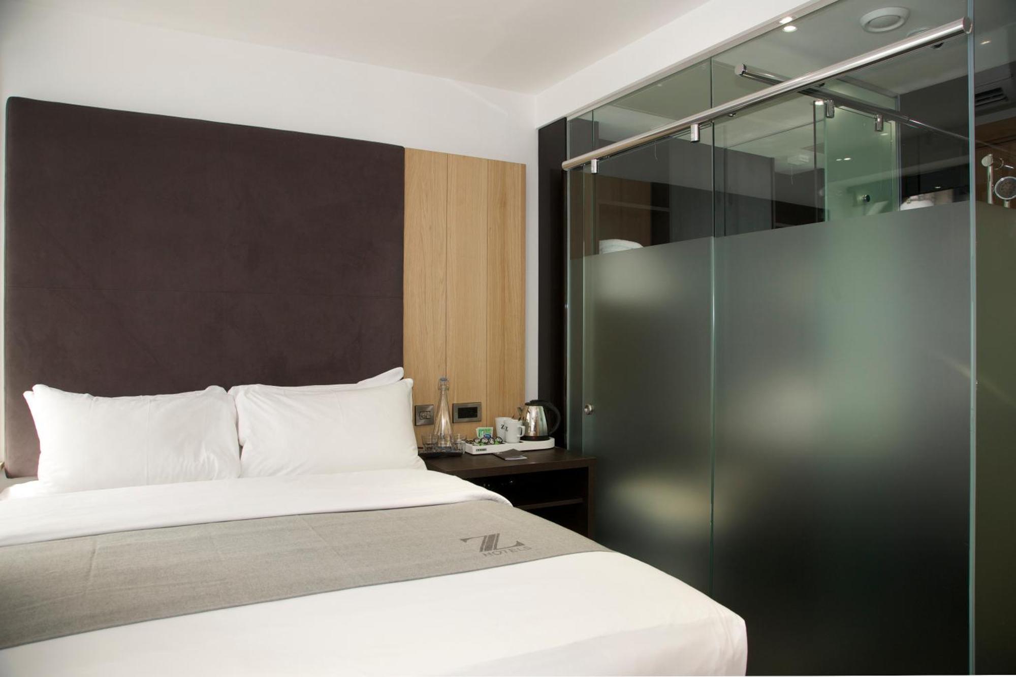 Club Queen Room