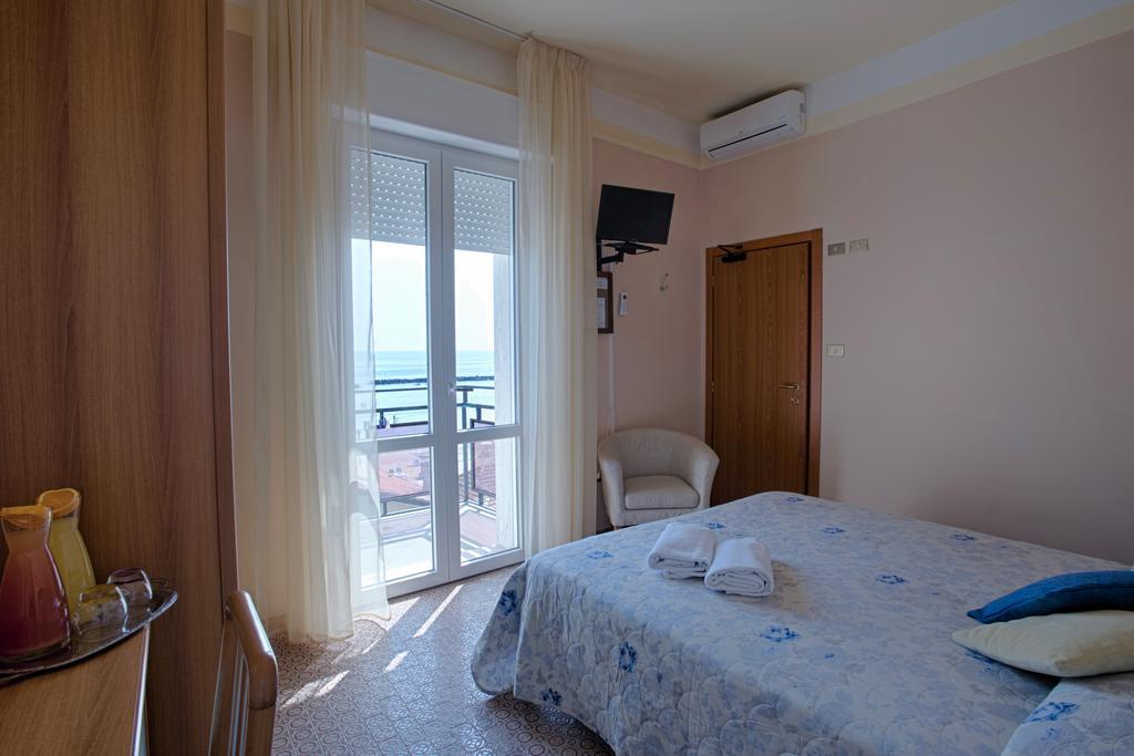 Camera Matrimoniale con Balcone e Vista Mare