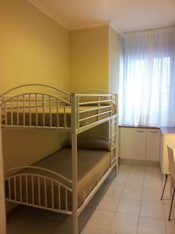 Camera Matrimoniale con Letto a Castello e Bagno in Comune