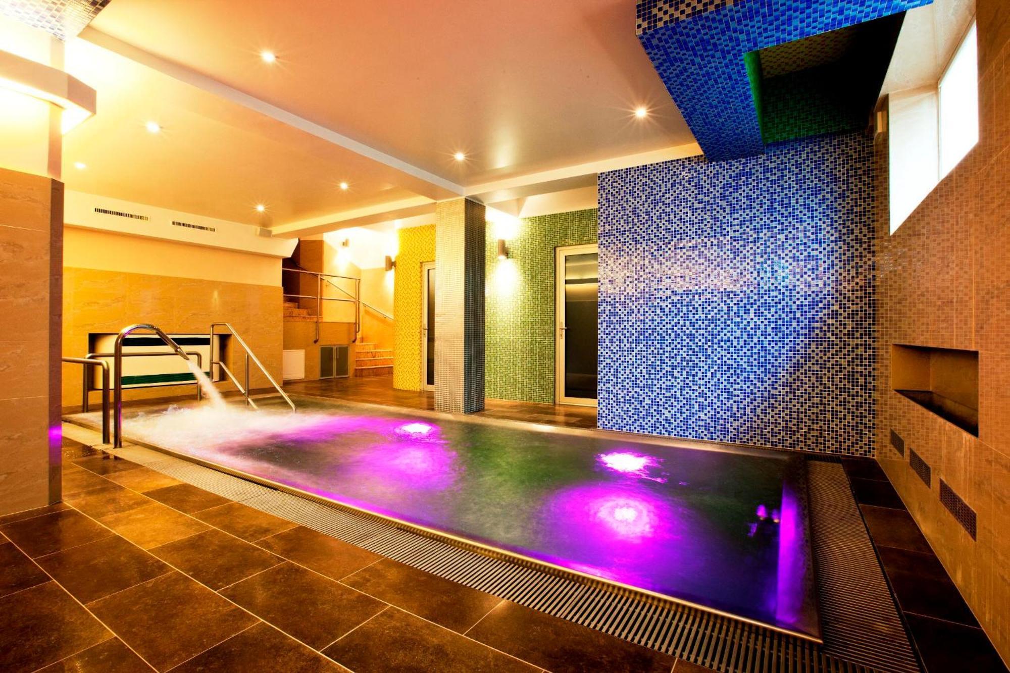 Offerta Speciale - Camera Matrimoniale con 1 Ora di Accesso Privato alla Piscina