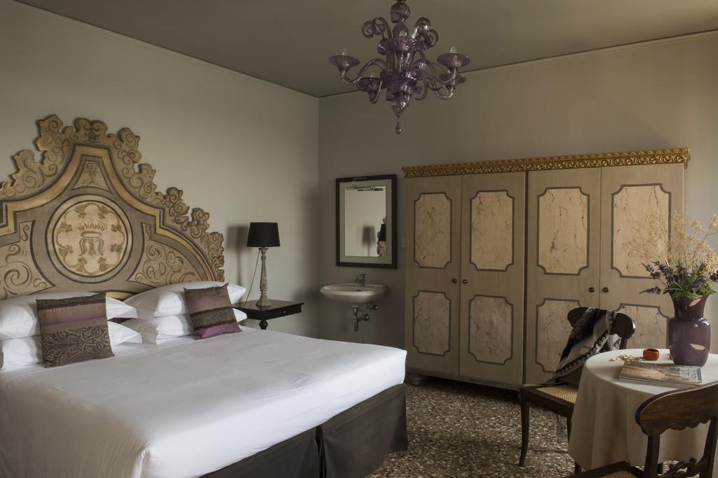 Camera Matrimoniale con Vista Canale e Bagno Privato Interno