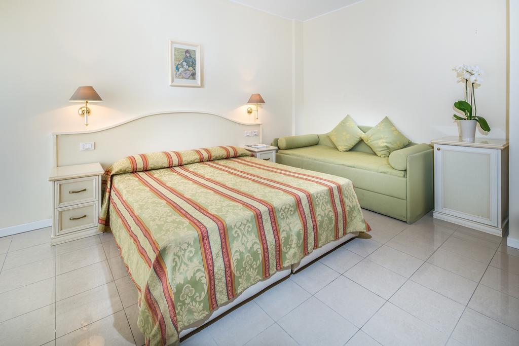 Standard Double or Twin Room,687829674:JPEG