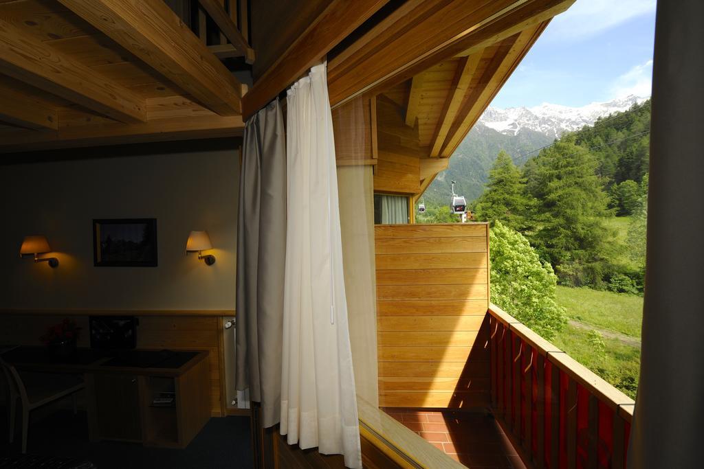 Camera Familiare con Balcone e Vista Montagna (2 Adulti + 2 Bambini)