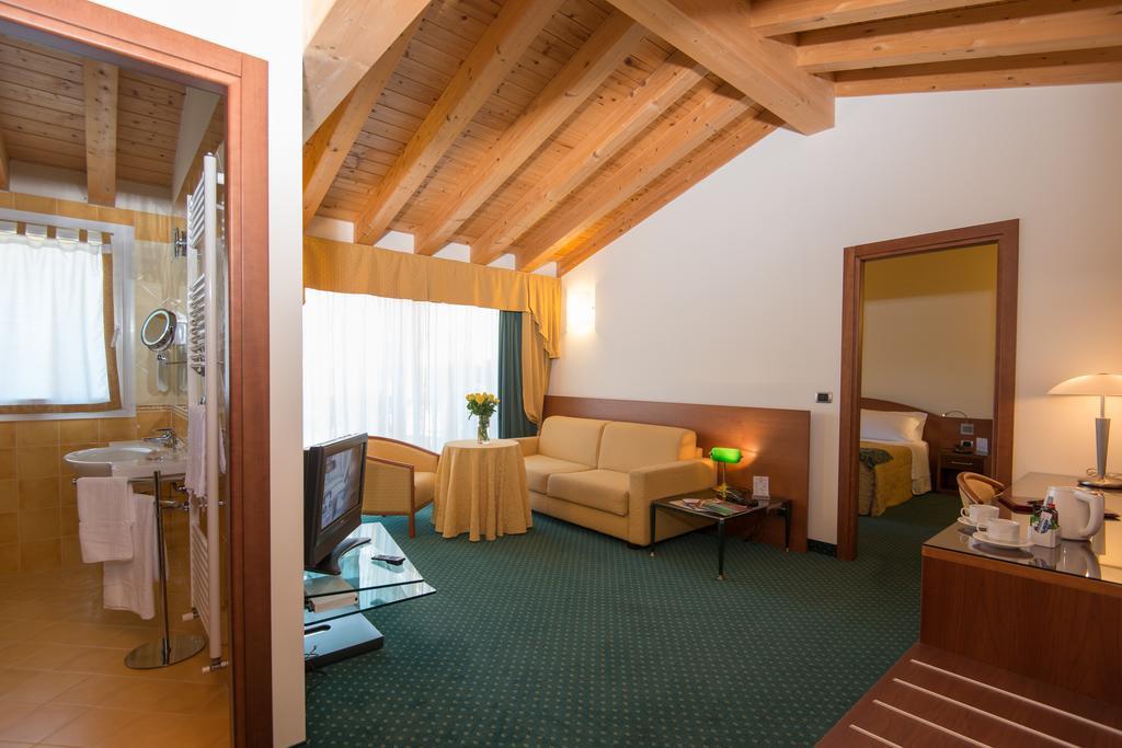 Suite con Balcone e Vista Piscina