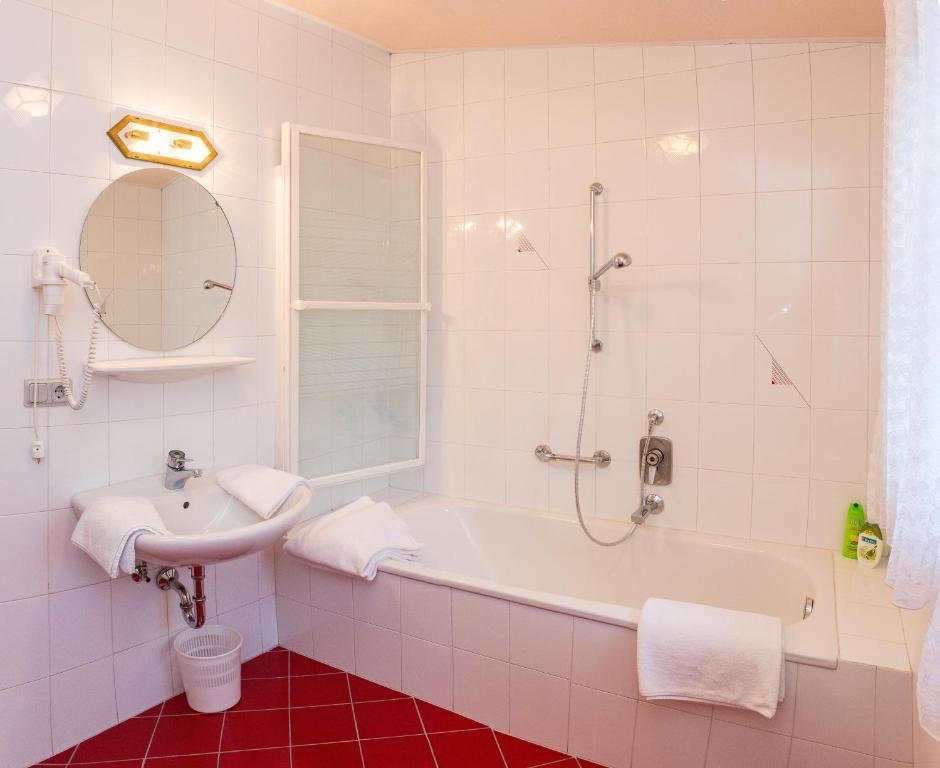 One-Bedroom Apartment,42334657:JPEG