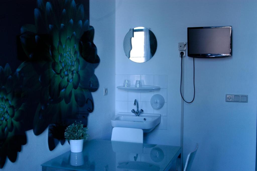 Camera Doppia con Letti Singoli e Bagno in Comune