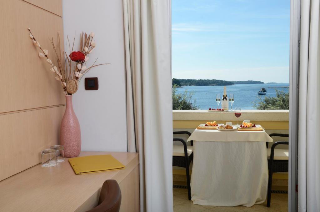 Camera Matrimoniale Superior con Balcone e Vista Mare