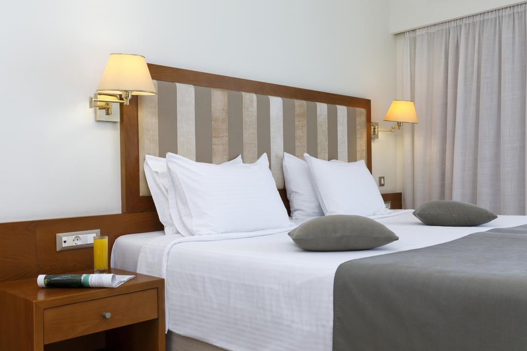 Camera Matrimoniale con Letto Queen-Size e Vista Città - Non Fumatori