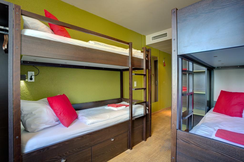 Posto Letto in Dormitorio Misto con 4 Letti