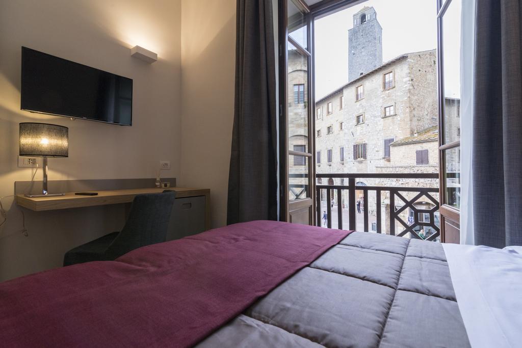 Camera Matrimoniale/Doppia con Letti Singoli con Balcone e Vista Piazza