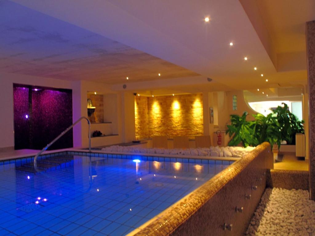 Double or Twin Room with Spa Access,50451880:JPEG