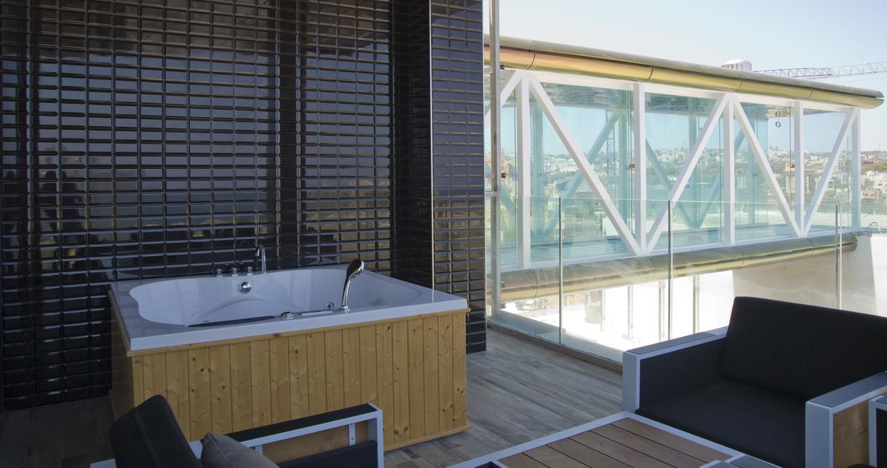Superior Suite Hot Tub Sea View
