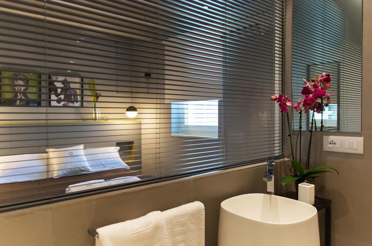 Deluxe Suite exposed Bathroom