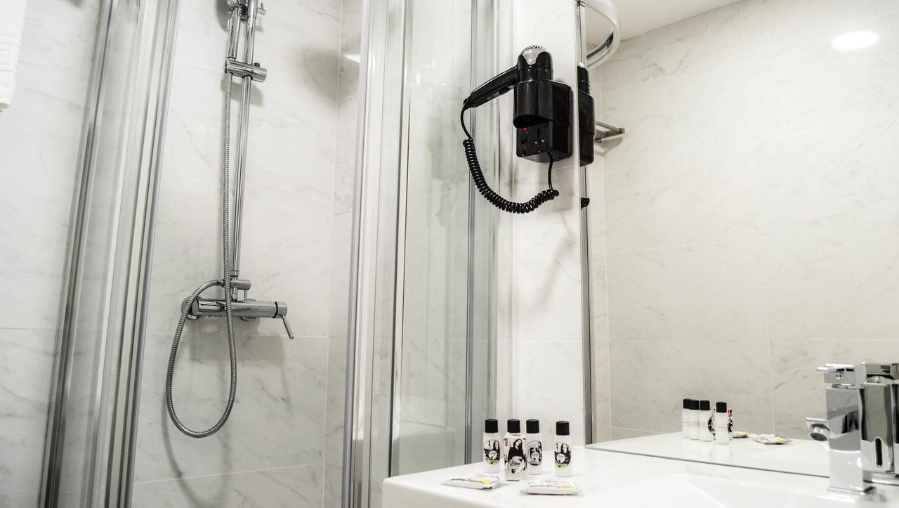 Double or Twin Room Private Ensuite Bathroom