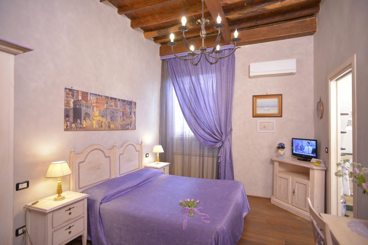 Camera Matrimoniale/Doppia con Letti Singoli con Bagno Privato