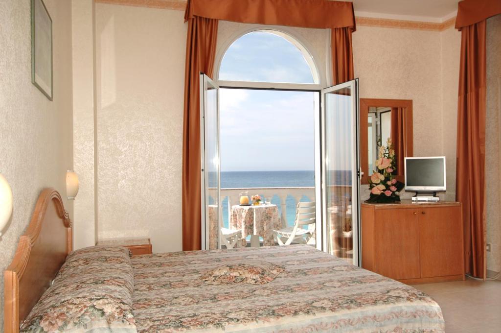 Camera Matrimoniale con Balcone e Vista Mare