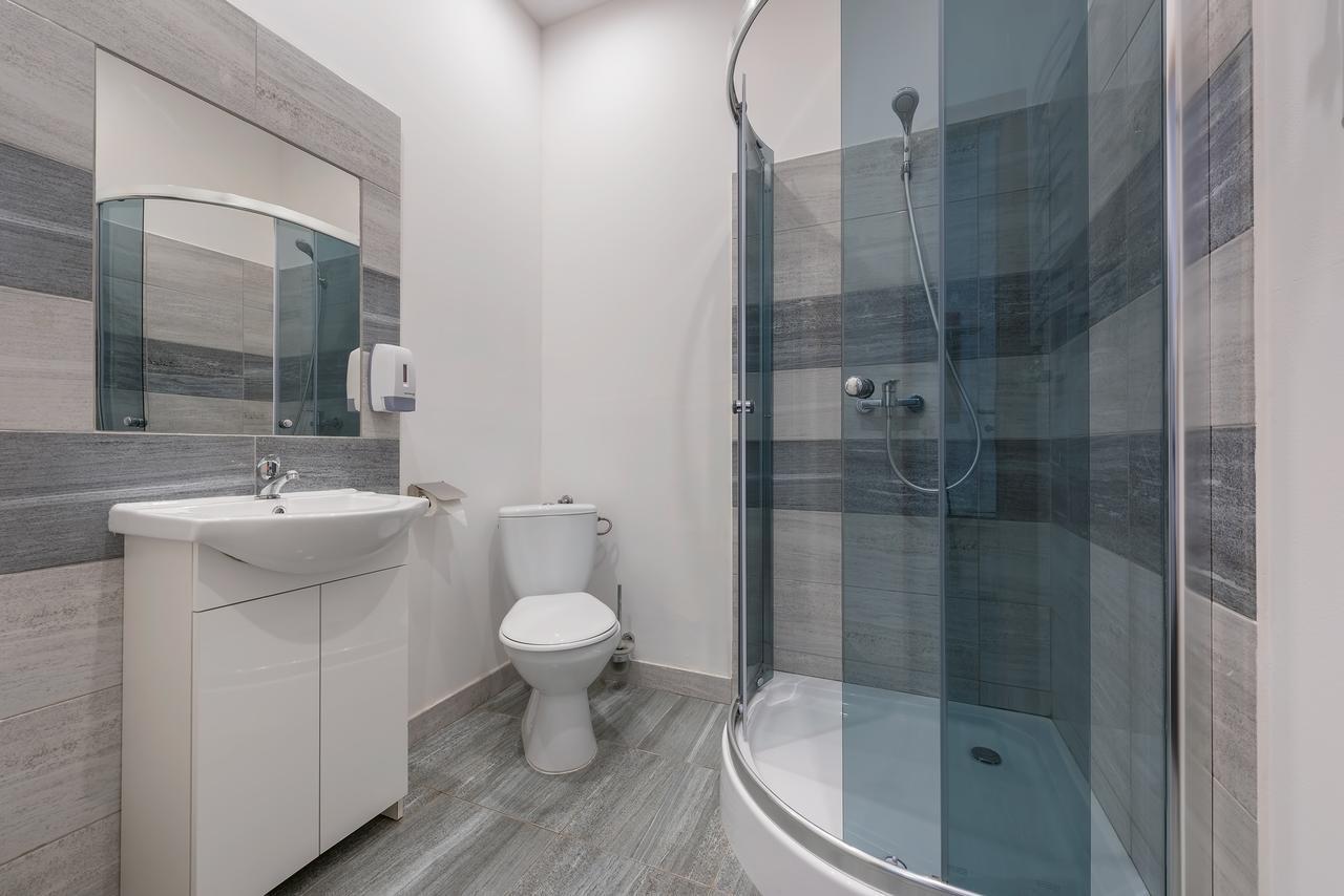 Comfort Triple Room Shower