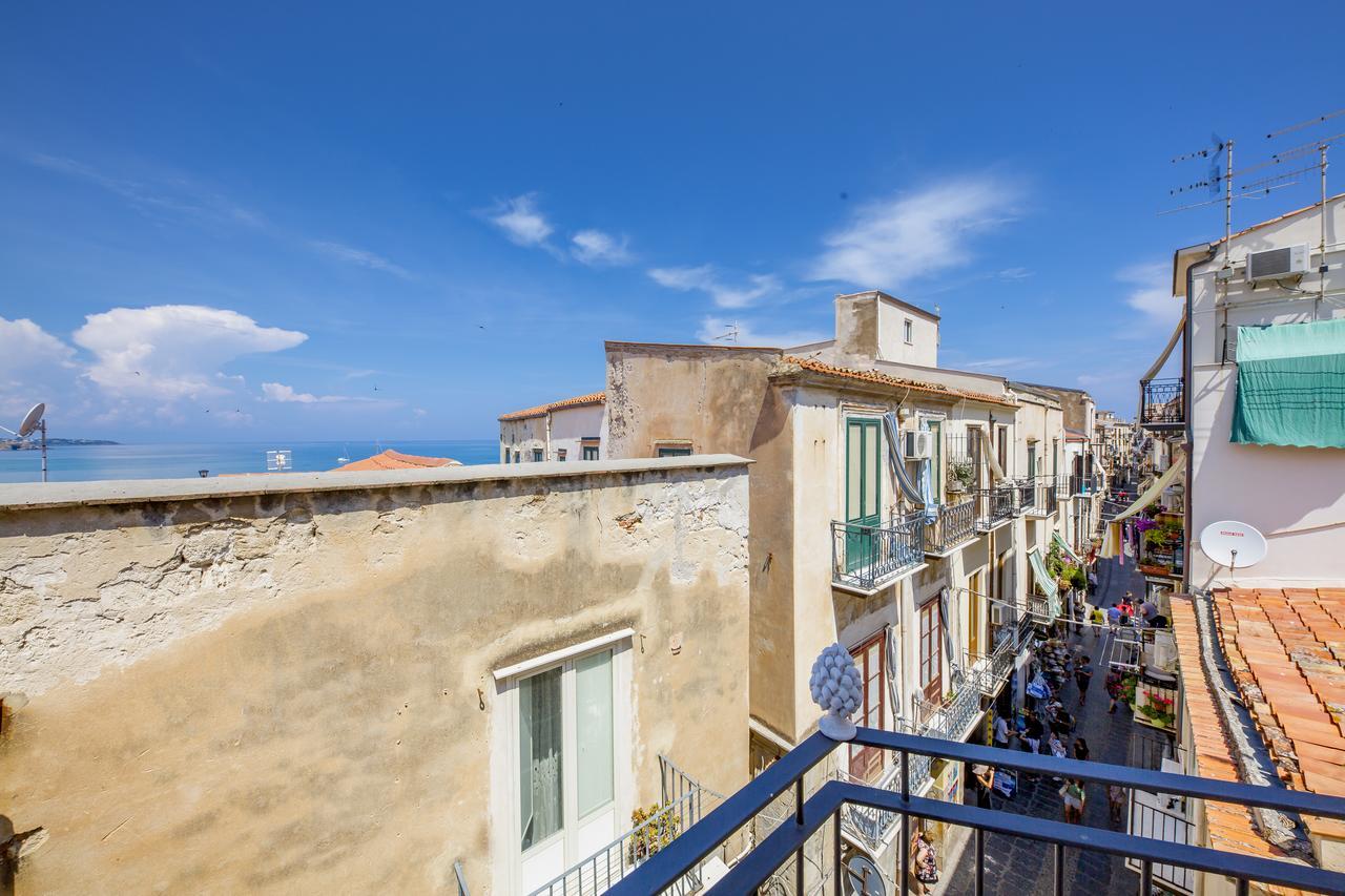 Camera Tripla Classic con Vista Mare Parziale