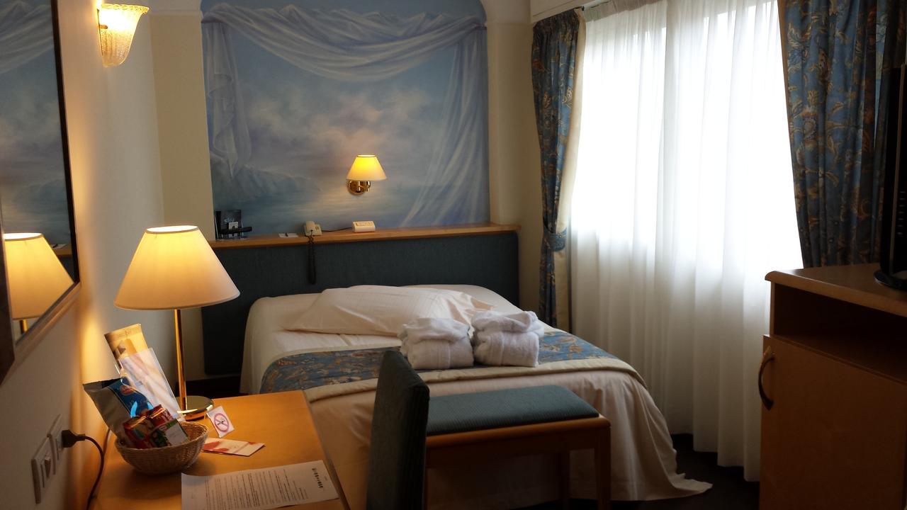 Small Double Room,663874350:JPEG