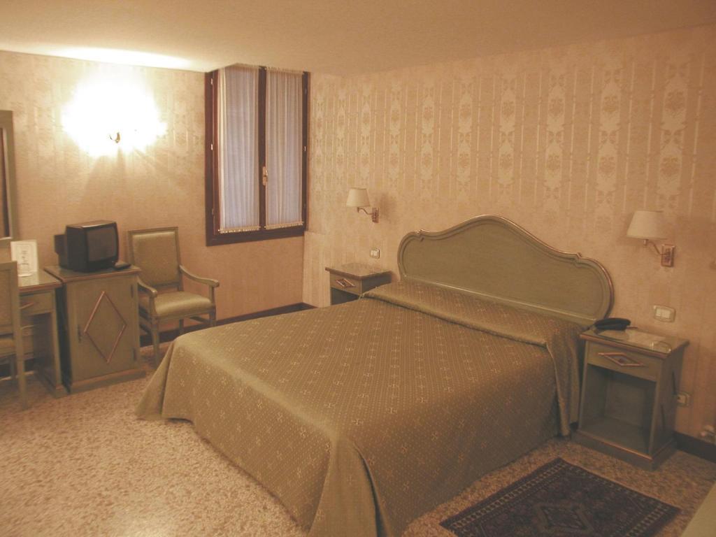 Camera Matrimoniale/Doppia con Letti Singoli