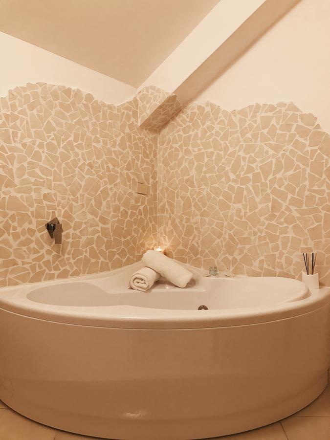 Suite with Hot Tub,791727102:JPEG