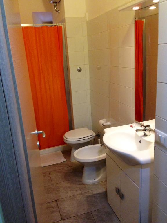 Camera Matrimoniale/Doppia con Letti Singoli con Bagno in Comune
