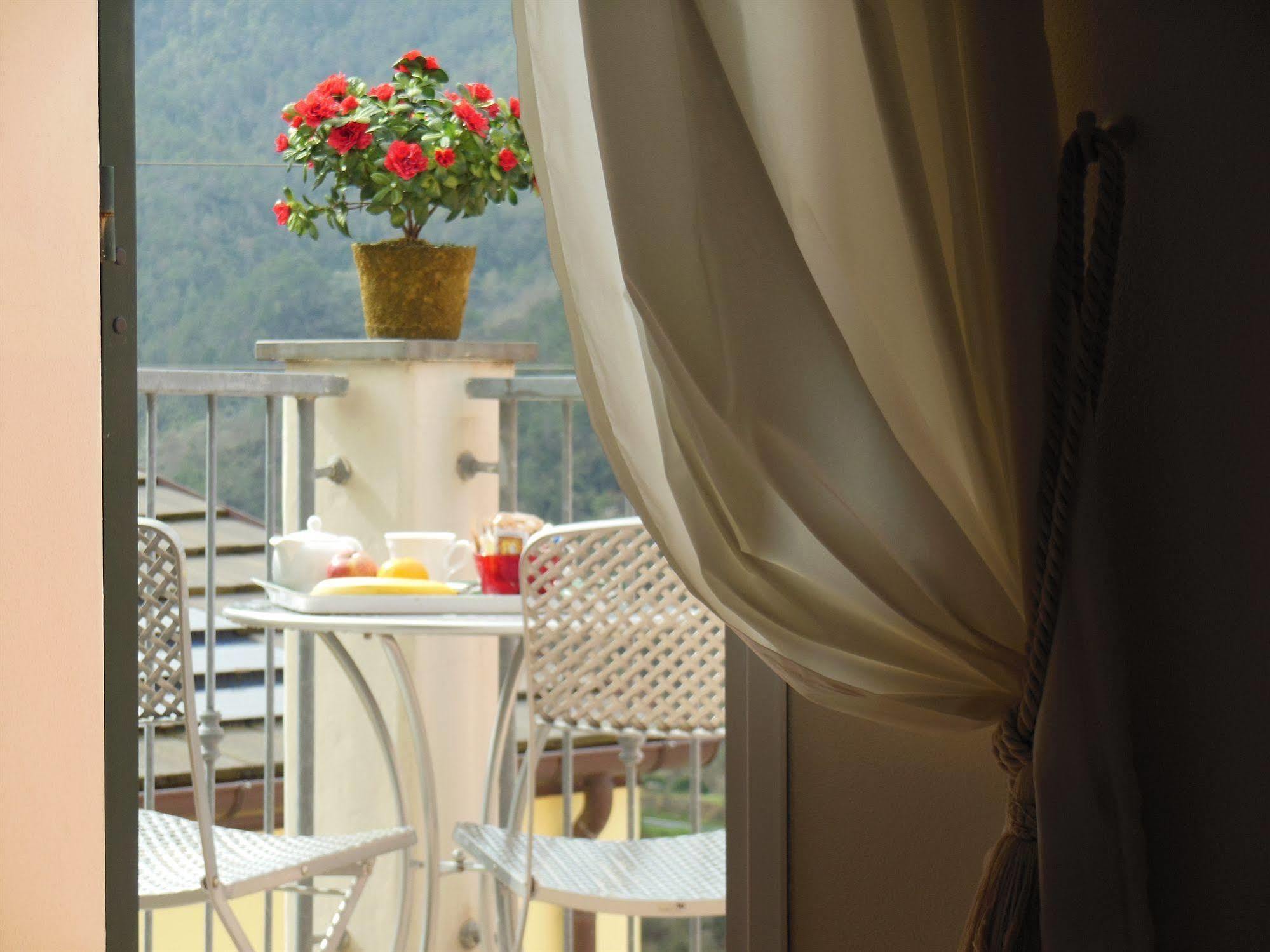 Camera Matrimoniale con Balcone e Vista Mare