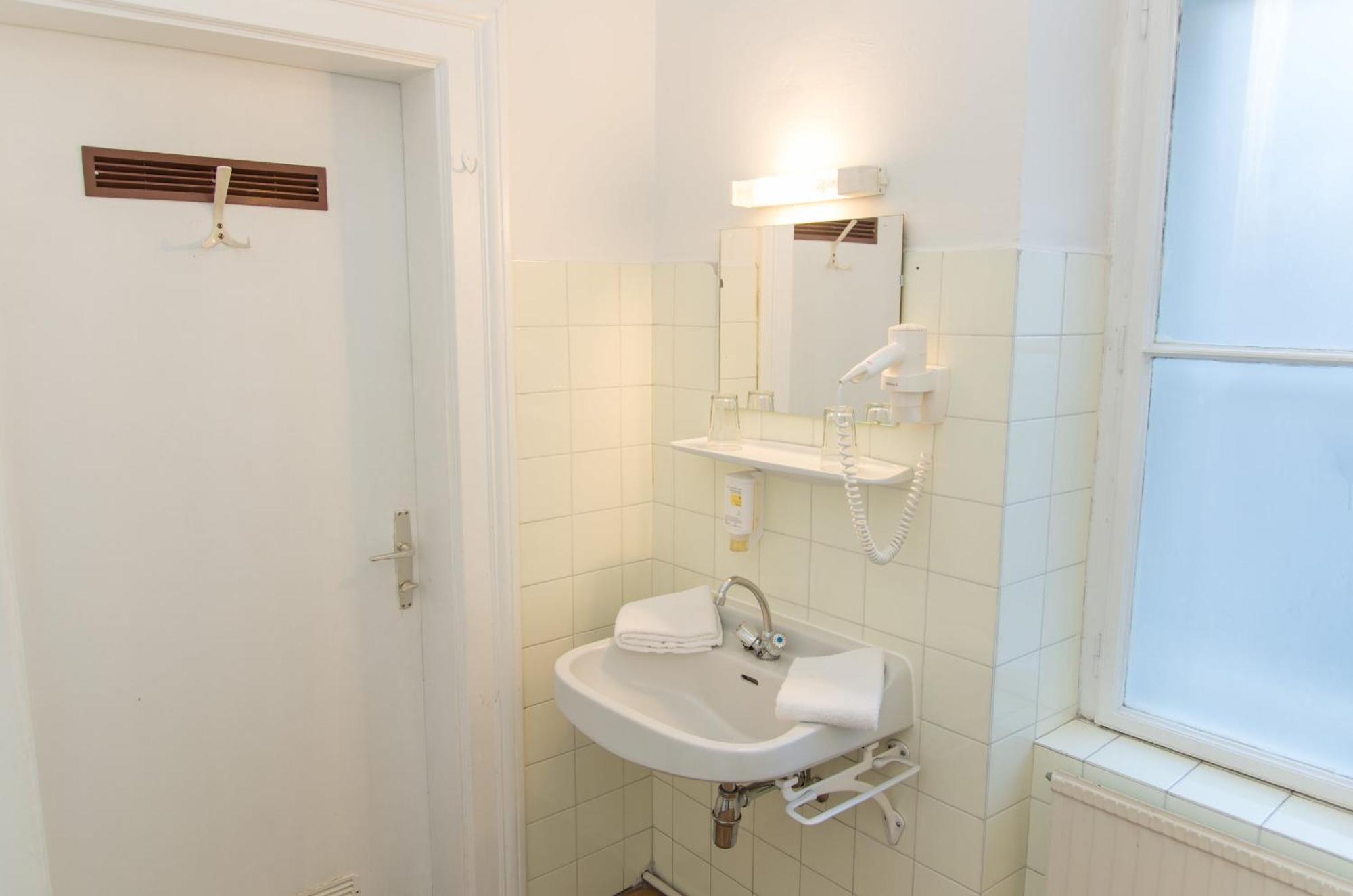 Camera Matrimoniale con Bagno in Comune